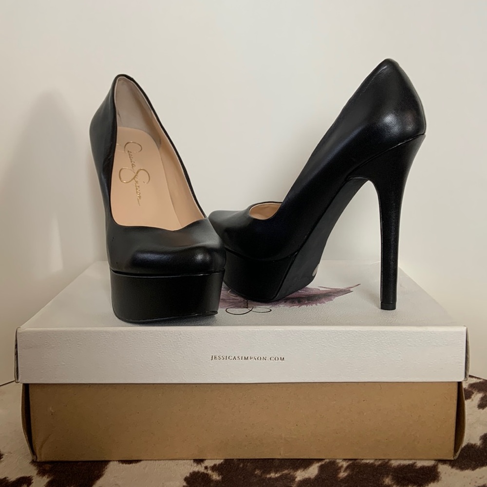 Black pumps